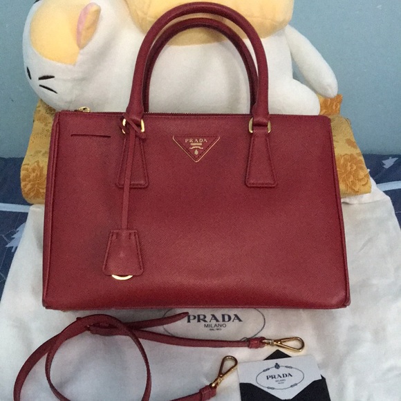 Authentic 💯% RED Prada Zip Saffiano Galleria Tote Bag. - Picture 1 of 11